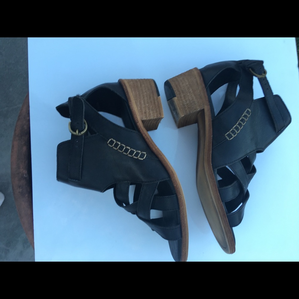 GEE WAWA STAPPY SANDAL SIZE 10 M